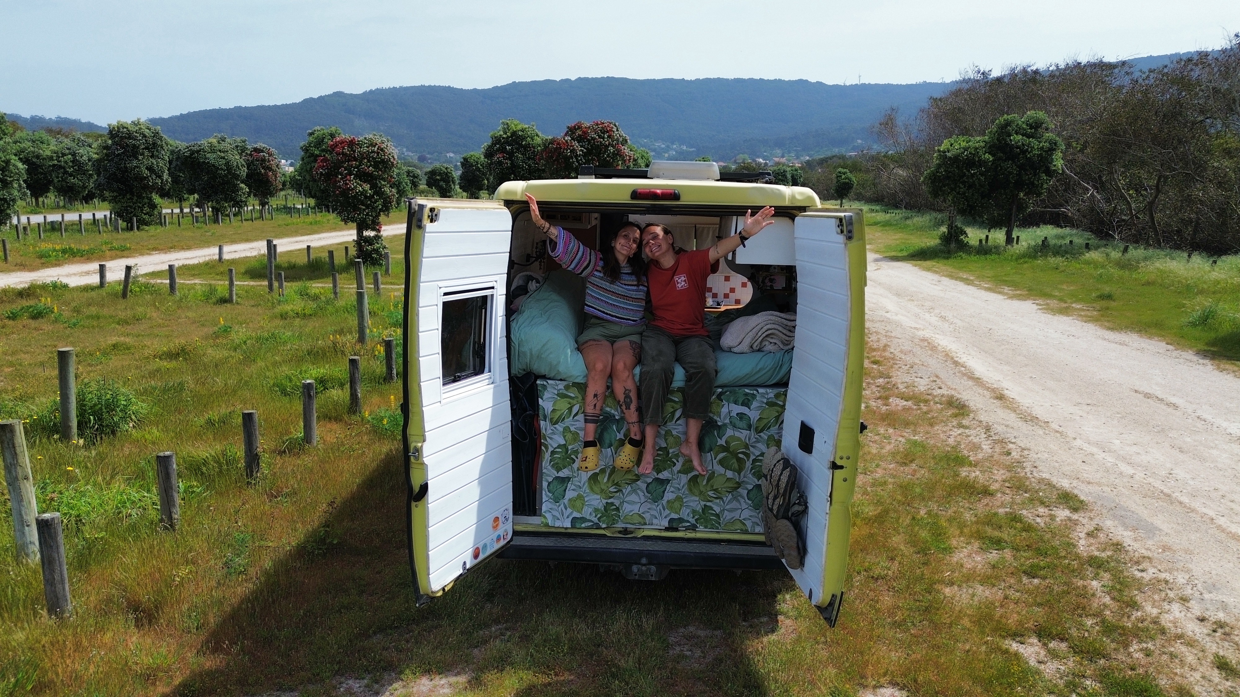 Solar, le van de Léa et Élodie, garé dans la campagne au coucher du soleil
